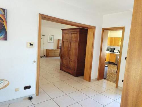 Flur OG mit Blick in Küche - 