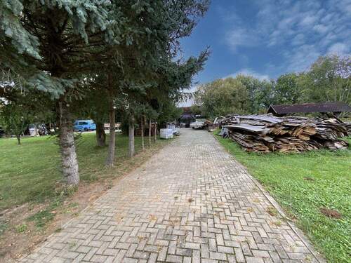 Zufahrt zum Nebengebäude - 