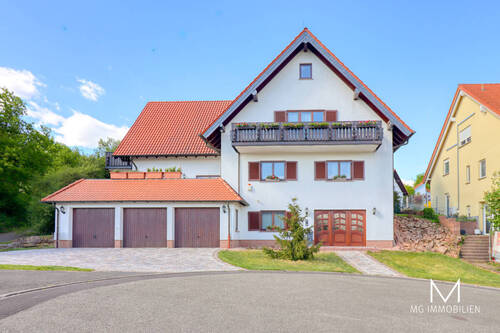 Außenansicht - MG - Herrschaftliches Anwesen mit 3 Garagen, Garten und Weitblick