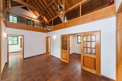 EG: Halle mit Blick zur Galerie - Liebhaberobjekt in exponierter Südhanglage - Großzügig, mit Potenzial zur Traumgestaltung!