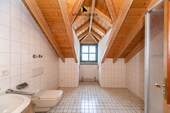 DG: Badezimmer mit Waschbecken, WC... - 