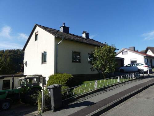 Front-/Seitenansicht links - 5 Zimmer Einfamilienhaus in Sontra