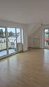 Wohnzimmer mit Balkonzugang - Moderne 2,5-Zimmer-Dachgeschosswohnung in Mainnähe mit Balkon, TG-Stellplatz und Einbauküche