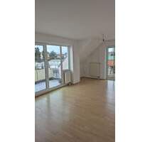 Moderne 2,5-Zimmer-Dachgeschosswohnung in Mainnähe mit Balkon, TG-Stellplatz und Einbauküche - Kitzingen