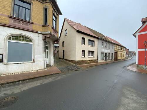 Straßenansicht mit Zufahrtsweg zum Grundstück - 6 Zimmer Reihenendhaus zum Kaufen in Roßleben-Wiehe