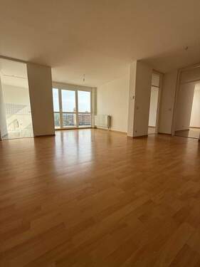Wohnbereich - Helle 3-Zimmer Dachgeschosswohnung mit Balkon in Aussichtslage, sofort nutzbar; provisionsfrei