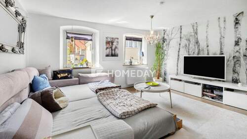 Wohnzimmer 1 - Helle 4-Zimmer-Wohnung mit Balkon und Stellplatz auf ca. 95 m² Wohnfläche