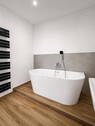 halbfreistehende Badewanne - 3 Zimmer Etagenwohnung in Köln Pesch