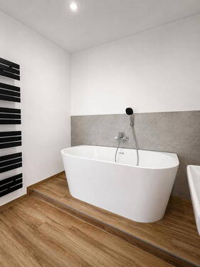 halbfreistehende Badewanne - 3 Zimmer Etagenwohnung in Köln Pesch