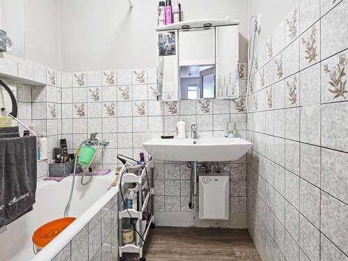 Wannenbad - 1 Zimmer Mehrfamilienhaus, Wohnhaus in Bad Lobenstein