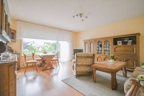 Wohnzimmer - DIETZ: Gepflegte Obergeschosswohnung mit Balkon und Stellplatz in Babenhausen - Hergershausen.