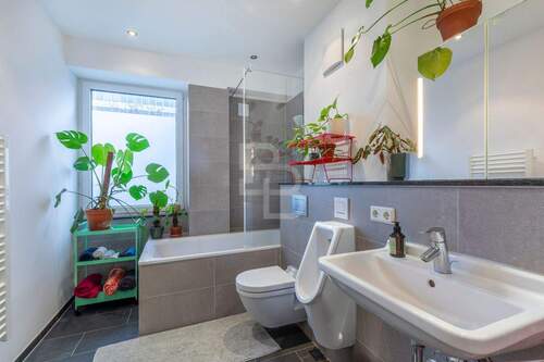 Modernes Bad mit stilvollen Details - 