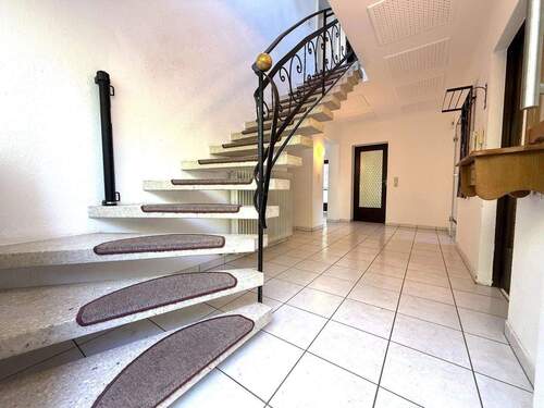 Eingangsbereich - 8 Zimmer Einfamilienhaus in Lahr