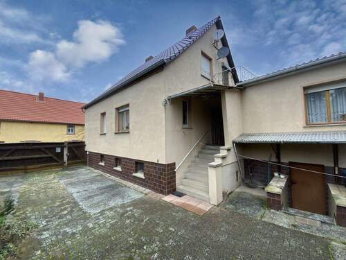 Grundstückszufahrt/Hauseingang - 7 Zimmer Einfamilienhaus in Kaiserpfalz