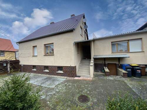 Hof mit Eingangsbereich - Einfamilienhaus mit 145,00 m² in Kaiserpfalz zum Kaufen