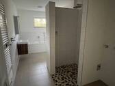 mit Badewanne und Dusche - 