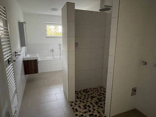 mit Badewanne und Dusche - 