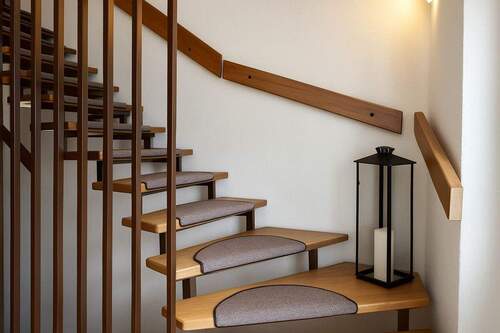 Treppe - 4 Zimmer Einfamilienhaus in Oststeinbek