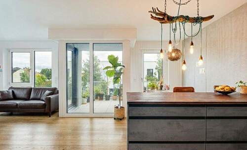 Wohnzimmer mit Essbereich - Ein Plus an Lebensqualität: 4-Zimmer-Wohnung mit Loggiabalkon in Altperlach