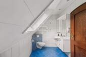 Modernisiertes Bad mit Dachfenster - 