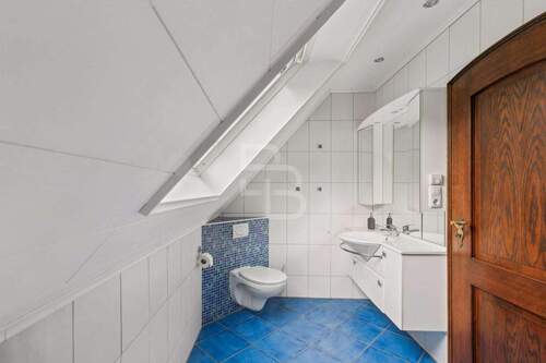 Modernisiertes Bad mit Dachfenster - 