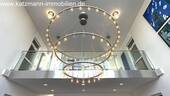 Moderne Einganghalle mit Blick auf Foyer - 