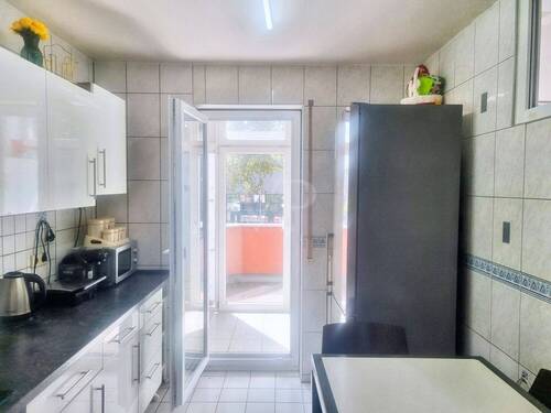 Küche mit Zugang zum Wintergarten und Balkon - 