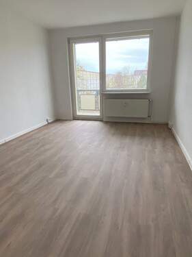 Wohnzimmer mit Zugang zum Balkon.jpeg - 2 Zimmer Etagenwohnung in Hagenow