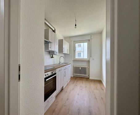 Küche - Einziehen und wohlfühlen ! Ideale, geräumige 2-Zimmer-Wohnung mit Balkon, Einbauküche und Stellplatz