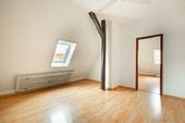 Wohnzimmer - 2 Zimmer Etagenwohnung in Stuttgart / Untertürkheim