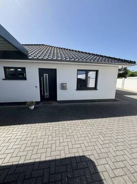 Hauseingang - Moderne und helle Bungalow-Doppelhaushälfte