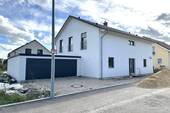 Außenansicht Hauseingang mit Doppelgarage - 