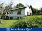 Haus - Sanierungsjuwel mit großem Grund: Einfamilienhaus mit Anbau + Garage im Grünen in IckingWalchstadt