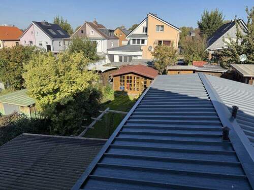 Seitlicher Anbau und Garten - 
