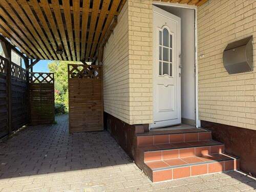 Vordereingang und Carport - Doppelhaushälfte mit 79,50 m² in Kiel zum Kaufen