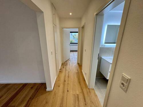 Flur zum Badezimmer - Modernisiert auf Neubauniveau: hochwertige 3-Zimmer-Wohnung in Toplage von Zollstock