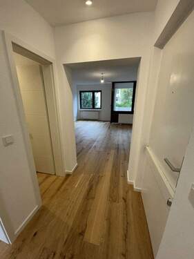 Flur mit Blick zum Wohnzimmer - Etagenwohnung mit 80,00 m² in Köln zum Kaufen