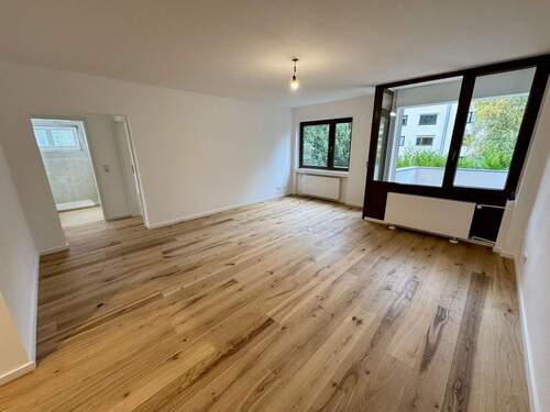 Wohnzimmer mit Blick zum Balko - 