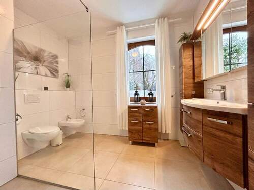 Bad mit Dusche - Erdgeschoss - 