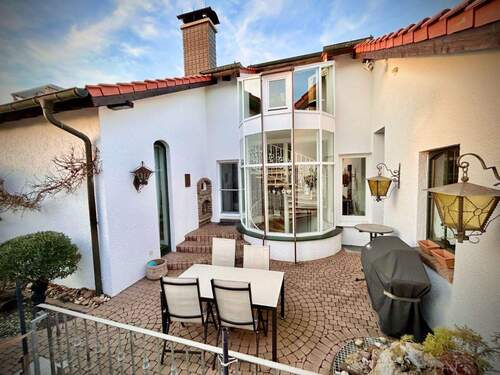 Innenhof mit Zugang zum Haus, Keller und zu den Garagen - 