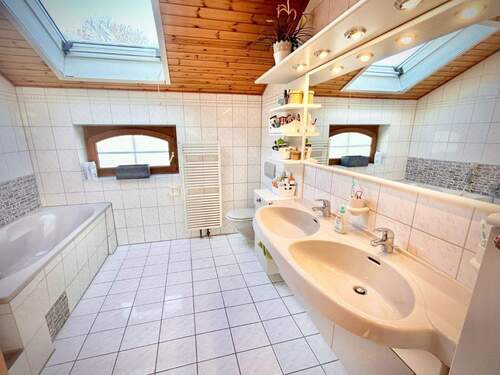 Bad mit Wanne und Dusche - Dachgeschoss - 