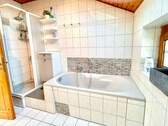 Bad mit Wanne und Dusche - Dachgeschoss - 