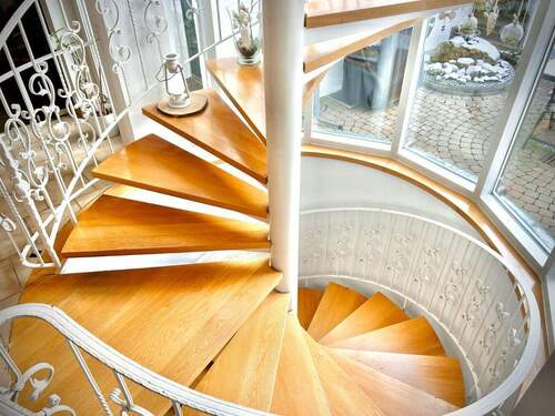 Wendeltreppe vom Keller bis zum Dachgeschoss - 