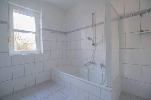 Badewanne mit Duschmöglichkeit - 