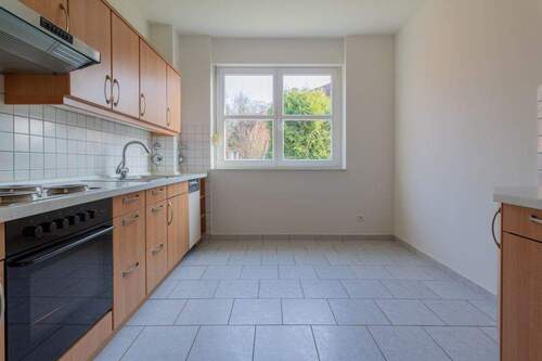 Großzügige Küche mit Platz für einen Frühstückstisch - 