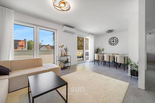 Lichtduchflutetes Wohnzimmer - NACHHALTIGER LUXUS: Penthouse-Atmosphäre mit A+ Wärmepumpe in den Niddagärten