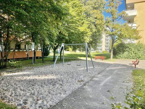 Spielplatz hinterm Haus - 
