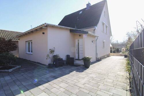 Frontansicht - Modernes Einfamilienhaus mit Garage und Traumgarten - Naturnah Wohnen in Maintal!