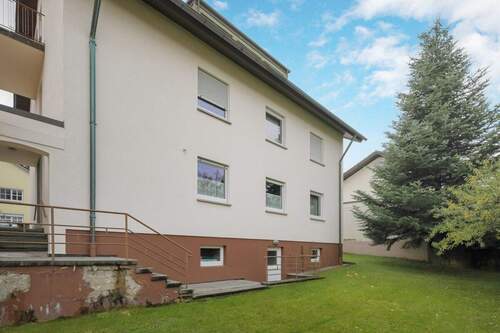 Rückansicht und Garten - Mehrfamilienhaus, Wohnhaus mit 252,70 m&sup2; in Birkenfeld zum Kaufen