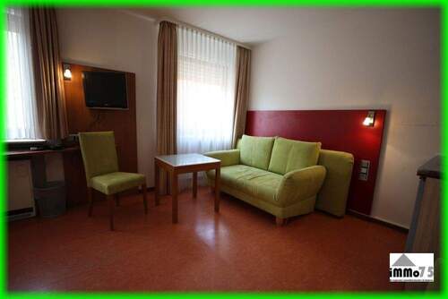 Zimmer Sofa TV - schönes, praktisches und möbliertes 1 Zimmer Appartement mit Pantry Küche